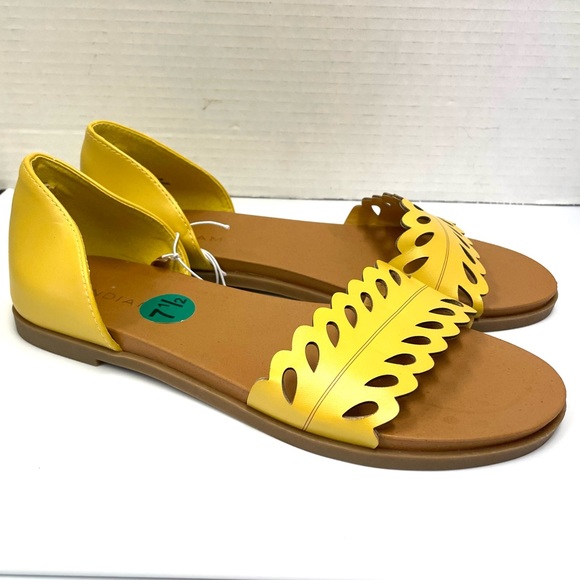 ANDIAMO Amarshall Yellow Open Toe Flats - Picture 2 of 7